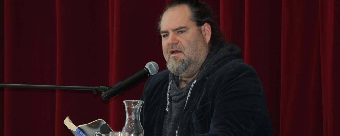 Autor Christian Linker fesselte die Schüler der neunten Jahrgangsstufe des THG Nördlingen in der Lesung zu seinem Roman "Blitzlichtgewitter". 