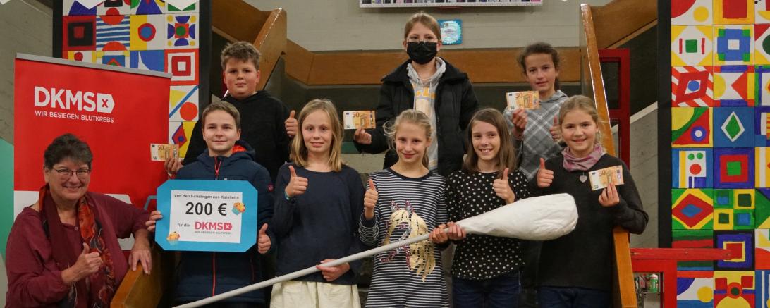 Im Bild ist die Spendenübergabe der Firmlinge an DKMS zu sehen.