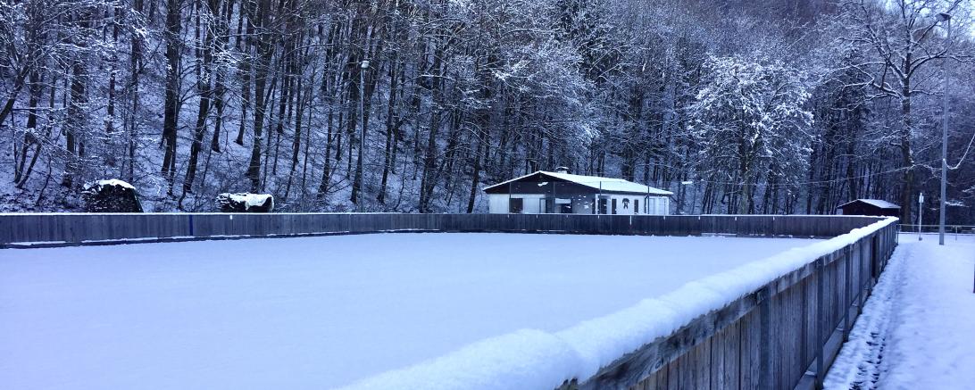 im Bild ist der Eisplatz in Wemding zu sehen