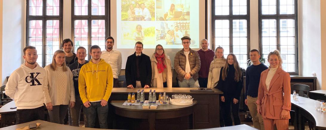 Die Studierenden der Hochschule Nürtingen-Geislingen mit Philipp Wettemann, Stadtplaner Stadt Nördlingen, Barbara Wunder, Konversionsmanagerin Landkreis Donau-Ries, Oberbürgermeister David Wittner und Dozentin Dr. Sabine Müller-Herbers, Lehrbeauftragte für Planungstheorie und Ethik.