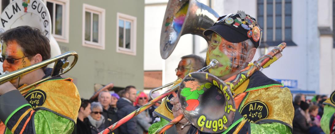Die Alm Gugga aus Mönchsdeggingen verzaubern mit ihrer Musik die Faschingsumzüge der Region.