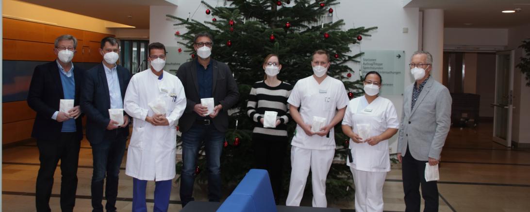 v.l.: Schriftführer des Freundeskreises Peter Schiele, 1. Vorsitzender Dr. Gerhard Hobelsberger, Prof. Dr. med. Bernhard Kuch (Direktor der Klinik für Innere Medizin und Ärztlicher Direktor), Bernd Meyr (Pflegedienstleitung), Sandra Frey (Verwaltungsleitung), Michael Kaiser (Leitung Notaufnahme), Marlyn Fischer-Brown (Stationsleitung 2A und 2B) und den 2. Vorsitzenden Ulrich Seidel.