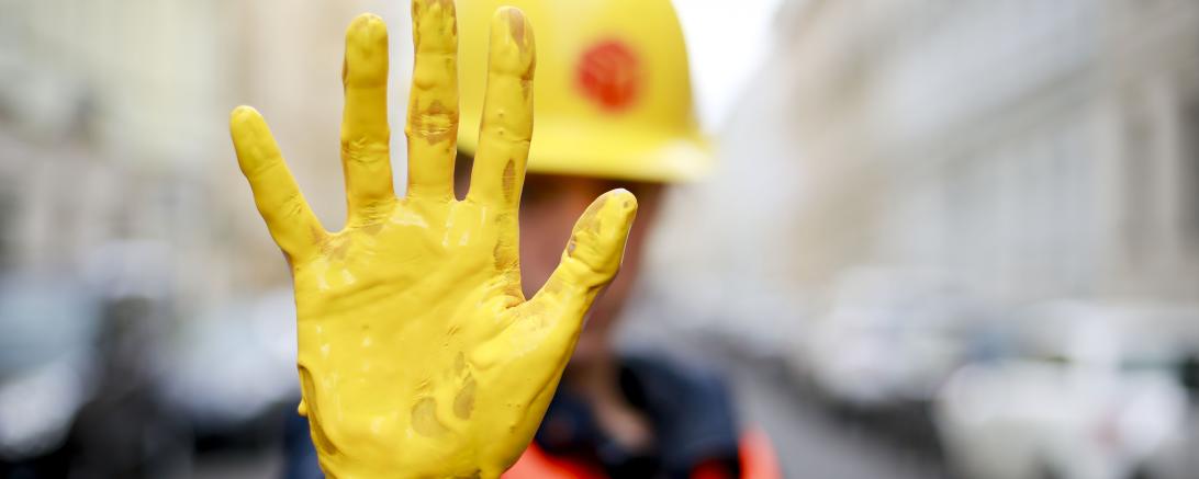 Rote Karte im Fußball – „Gelbe Hand“ im Betrieb. Beim gleichnamigen Wettbewerb sollen Azubis und Berufsschüler aus dem Kreis Donau-Ries mitmachen, die ein eigenes Projekt gegen Rassismus und für ein solidarisches Miteinander auf die Beine gestellt haben.