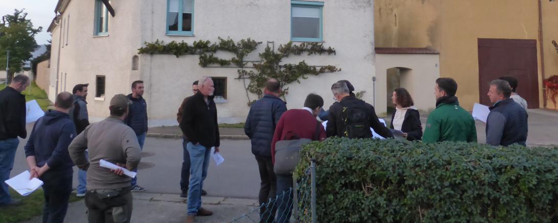 Der Gemeinderat und Vertreter der Planungsbüros bei der Ortsbegehung vor historischer Stätte: Das vormalige Haus der Klosterjäger und spätere Schulhaus; rechts im Bild: Der gotische Giebel der früheren Klostermühle von Auhausen.