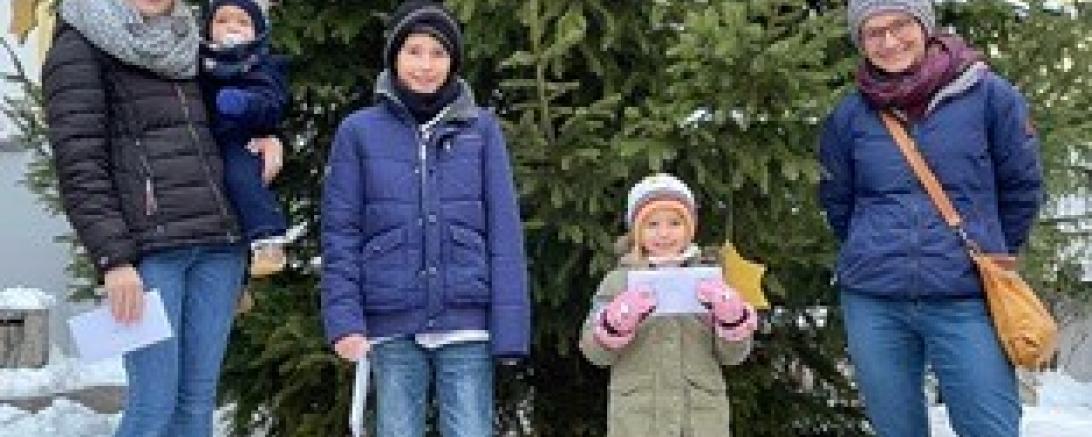 Die Vereinsvorsitzende Frau Cathrin Baumann, freute sich sehr, die Kinder Emma, Lukas und Noah noch vor Weihnachten zu treffen, um die Gutscheine persönlich zu übereichen.  