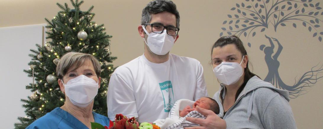 Die glücklichen Eltern Hermine und Erdogan Sari mit ihrem Sohn. 