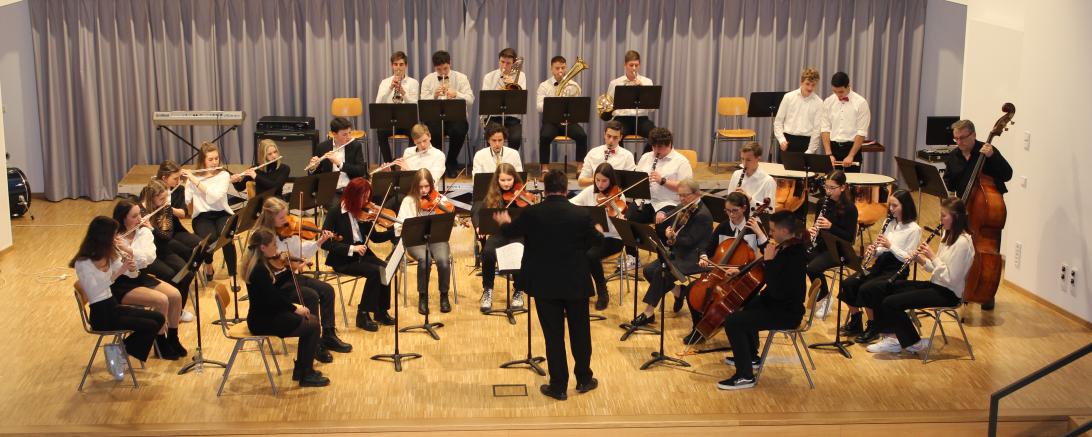 Das Orchester unter der Leitung von Andras Nagl versetzte das Publikum in eine winterlich-weihnachtliche Stimmung. 