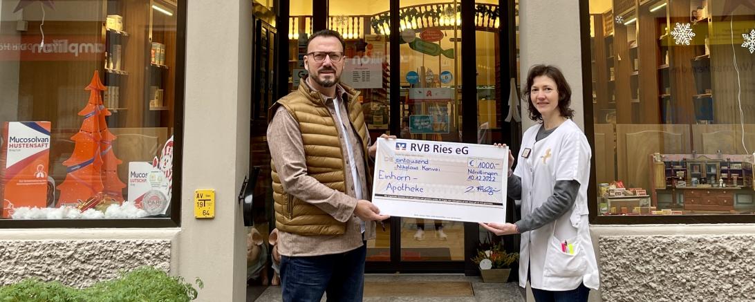 Spendenübergabe für die Einhorn Apotheke.