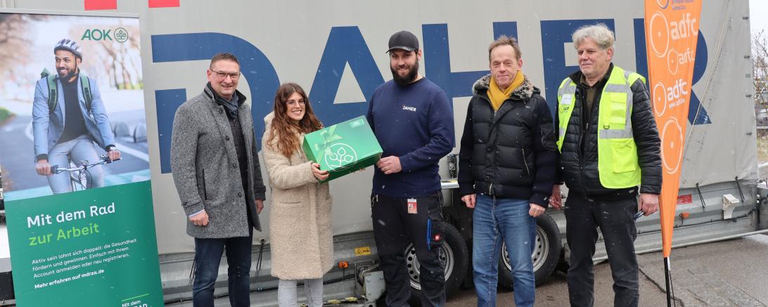 Michael Wender (Mitte) freut sich sehr über seinen Gewinn. Übergeben wurde ihm dieser von Alexander Wolfinger (links), Radverkehrsbeauftragter des Landkreises, Verena Stegmeier (2.v.l.) von der AOK Donau-Ries sowie von der Vorstandschaft des ADFC Donau-Ries Johannes Thum (rechts) und Steffen Reddel (2.v.r.).