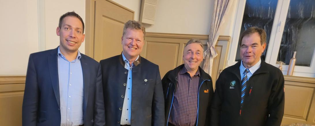 Steuerberater Benedikt Seitz, Vorstand Karl-Heinz Fackler, Stellv. Vorstand Lorenz Hofer und Referent Ulrich Hins.