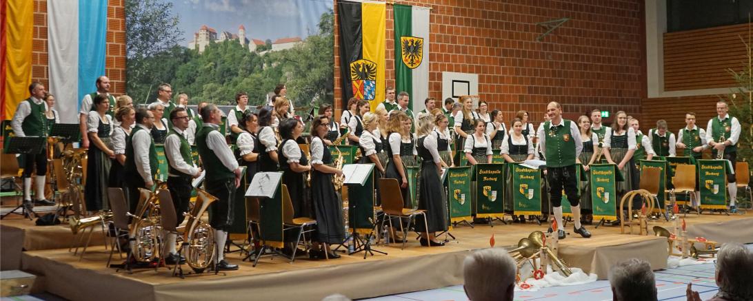 Das Bild zeigt die Musikerinnen und Musiker der Stadtkapelle Harburg beim Jahresabschlusskonzert.