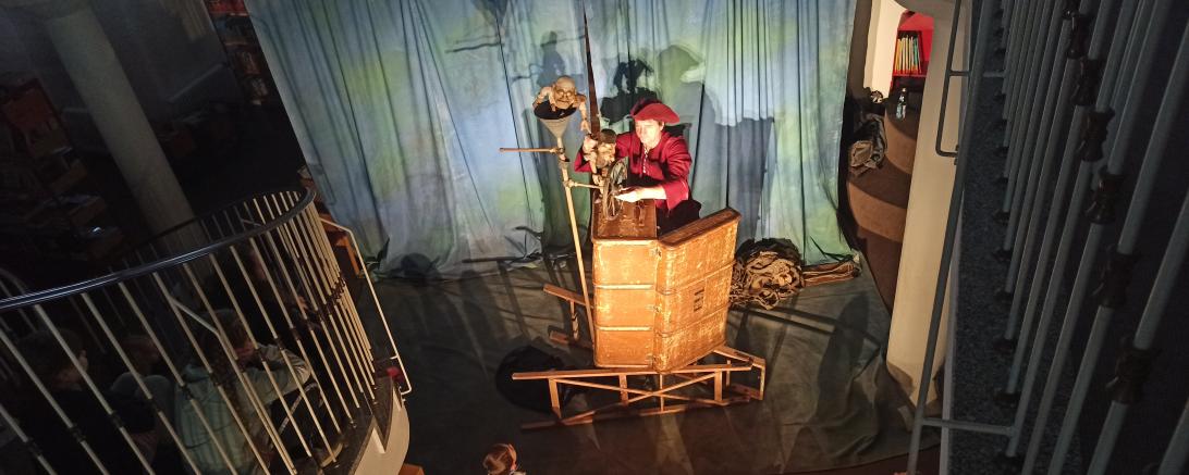 Das Figurentheater Käpten Knitterbart für Kinder in der Gemeindebücherei Asbach-Bäumenheim.