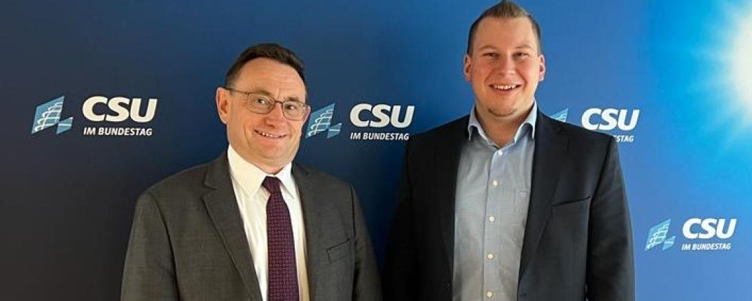 Florian Oßwald (rechts) aus Holzheim nahm beim Know-how-Transfer der Wirtschaftsjunioren Deutschland mit dem Deutschen Bundestag teil. Während einer Sitzungswoche begleitete er Bundestagsabgeordneten Ulrich Lange. 