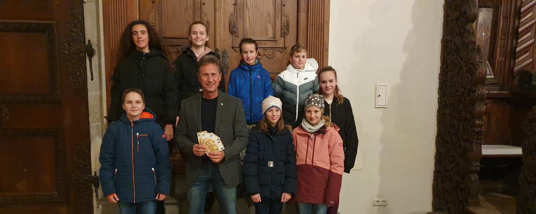 Spendenübergabe der Firmlinge an Verein "Kinder wollen leben, spielen, lachen!"