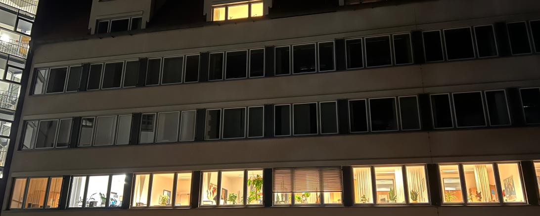Das Bild zeigt erhellte Fenster des Donauwörther Landratsamtes. 