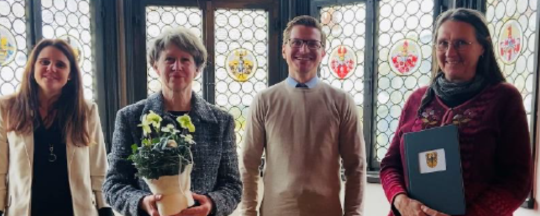 im Bild zu sehen sind Oberbürger David Wittner und Hauptamtsleiterin Michaela Kleebauer, Rosmarie Lauda und Christine Hornung 