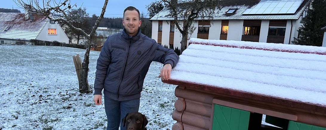 Marco Falch auf seinem Bauplatz in Ebermergen. Vorerst findet hier nur das Spielhaus der Kinder Platz