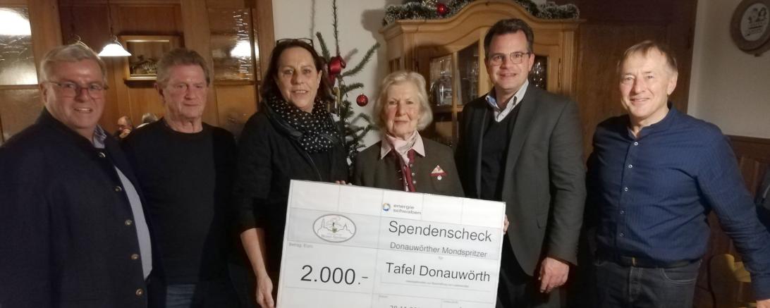 Neureiter Helmut und Kleebaur Bruno, Strobel Andrea und Bauer Maria , Jürgen Sorré und Leo Anzenhofer bei der Spendenübergabe an die Tafel.