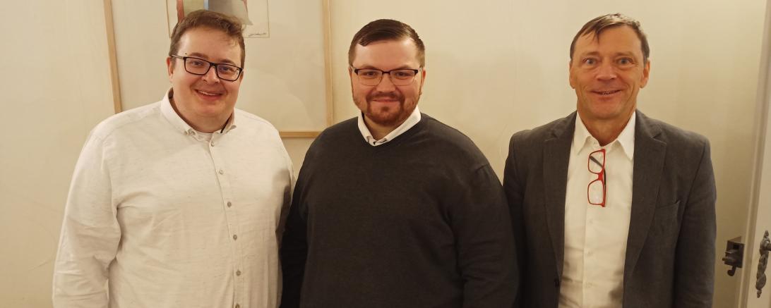 Das Bild zeigt Oliver-Michael Fischer, Tim Pascal Ludwig und Dr. Mark Tanner im „Schlössle“.