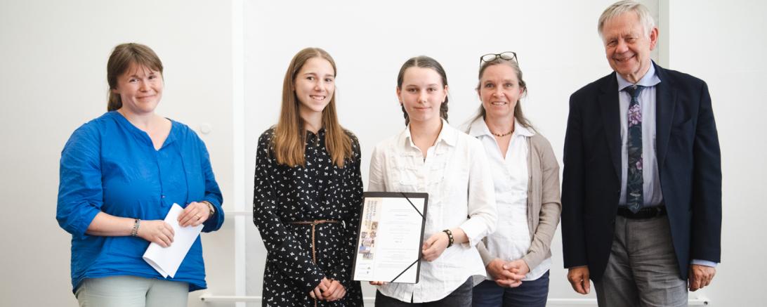 Anna Fischer (zweite von links) und Franziska Eßmann (dritte von links) bei der Preisverleihung im Bayerischen Landtag.