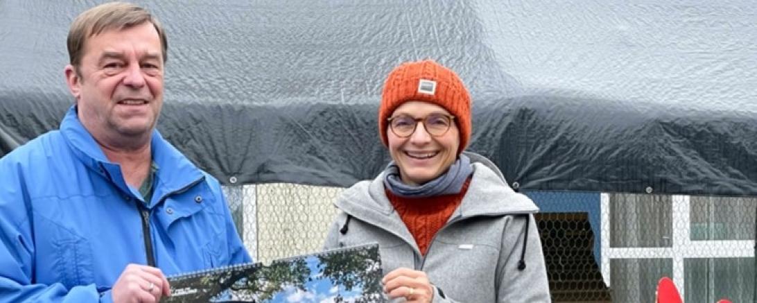 PWG Freie Wähler e.V. spenden Foto-Kalender der Diakonie in Harburg