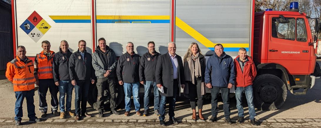 Das Bild zeigt Rains Bürgermeister Karl Rehm (vierter von rechts) bei der Übergabe des Feuerwehrautos an die beiden Fahrer Maryan und Igor (rechts), zusammen mit Vertretern der Freiwilligen Feuerwehr Rain, Bauhof Rain und dem Hilfsverein „Flüchtlingen helfen e.V.“ (Alexandra Koch, 3.v.r.)