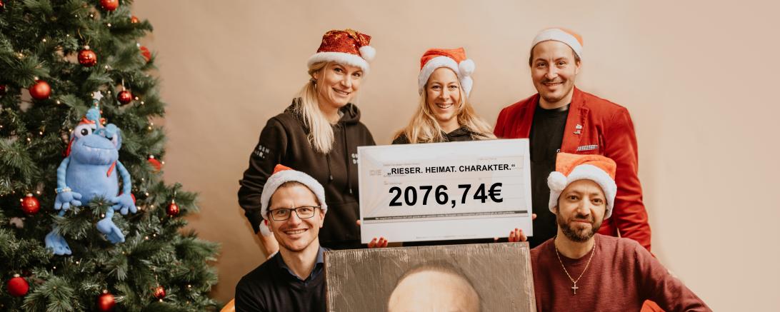 Im Bild ist die Spendenübergabe der Rieser.Heimat.Charakter. zu sehen