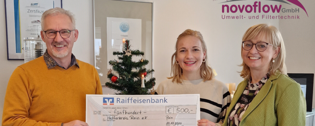 Auf dem Foto von links nach rechts: Franz Fastner (Inhaber Firma Novoflow), Julia Schmalbach und Hedwig Rehm (beide Vorsitzende des Helferkreis Rain e.V.).