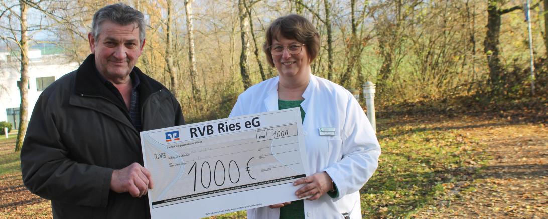 Frau Oberärztin Karolina Meixner und Herrn Helmut Husel bei der Spendenübergabe.