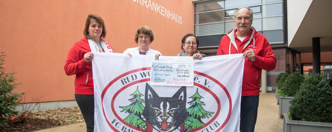 Vorstand Erhard Witt löste mit der Spende ein Versprechen ein. Er überreichte gemeinsam dem 2. Vorstand Cornelia Beck und Monika Krauß die Spende an Oberärztin Karolina Meixner.