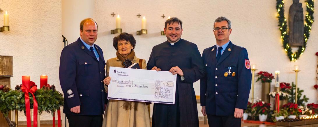 Spendenübergabe von Pfarrei und Freiwilliger Feuerwehr an die Tafel Asbach-Bäumenheim.