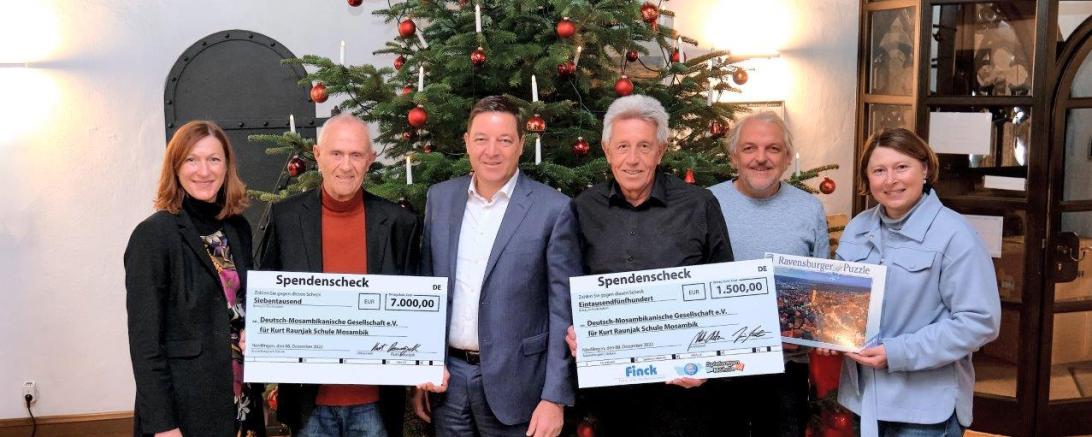 Im Bild sind die Großzügigen Spenden für Schulen in Mosambik zu sehen