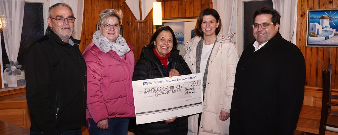 Das Bild zeigt die Spendenübergabe. 