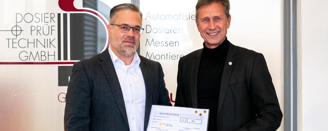 Geschäftsführer Tobias Faaß (links) überreichte den symbolischen Scheck an den Vorsitzenden Martin Oberman (rechts). 