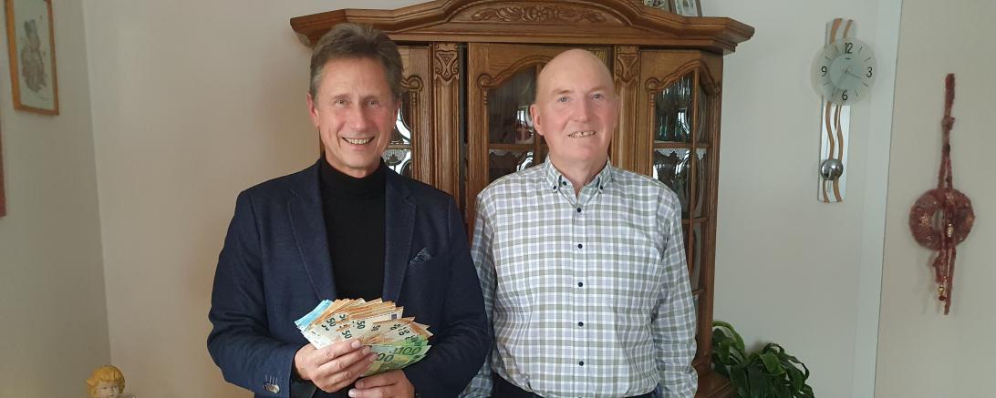 Spendenübergabe von Rudolf Stöckl an Martin Oberman, 1. Vorsitzender des Vereins „Kinder wollen leben, spielen, lachen! e.V."