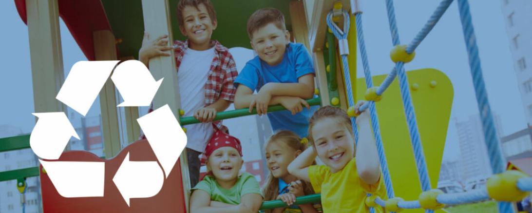 das Bild zeigt Kinder auf einem Spielplatz.