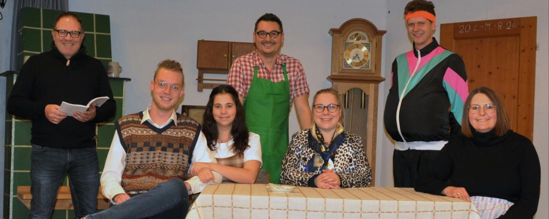 Das Bild zeigt von rechts Marion Dopfer, Johannes Hofmeier, Vanessa Miller, Achmet Beger-Ongan, Cora Käfer, Matthias Schödl und Martin List.