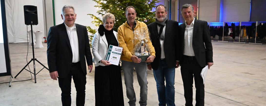 Im Bild sind Mitarbeiter der UNSINN Fahrzeugtechnik GmbH zu sehen