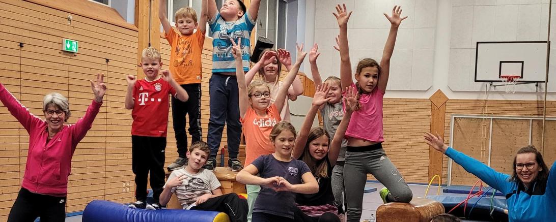 Kinder beim Sport im B+ Zentrum in Blossenau. 
