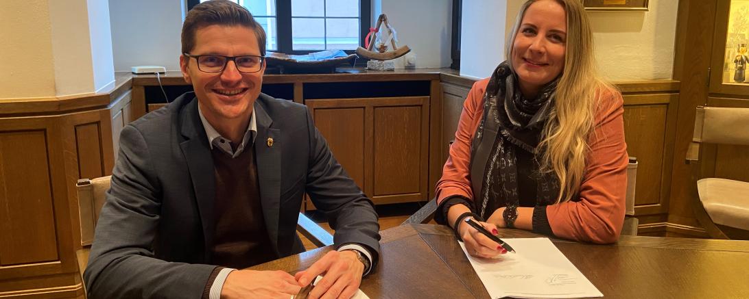 Oberbürgermeister David Wittner und Melanie Biller bei der Unterzeichnung des Mietvertrags für die Alte Schranne.
