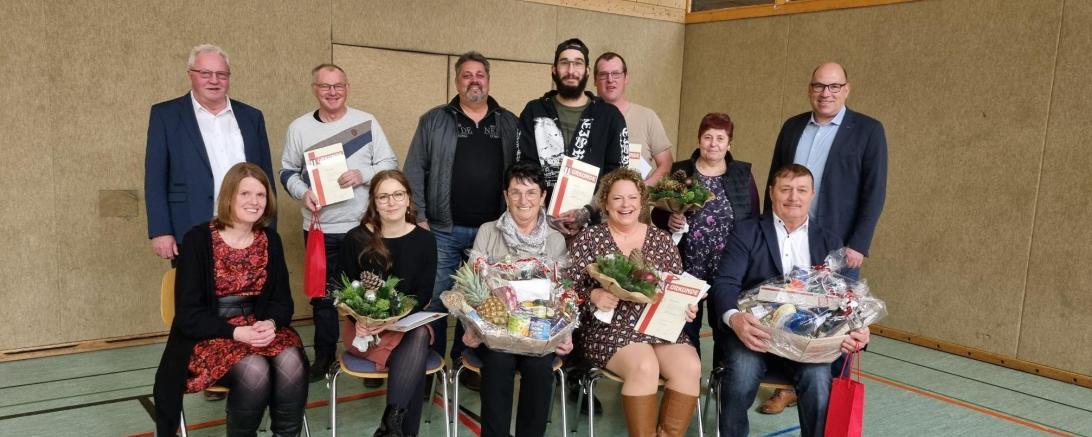 Geehrt wurden für 25 Jahre: Bernt Aleksandr, Stimpfle Anton, Schmalz Viktor, Vonroth Katinka, für 10 Jahre: Bosch Oskar, Köhnlein Silvia, Sprößer Lisa, Münzhuber-Bühler Gudrun, Konrad Johann, Di Bono Antonio, Meyer Karten, Schmidt Rainer, Link Florian
