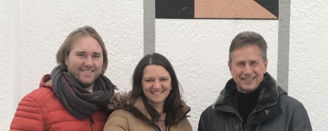 ImBild zu sehen ist die Spendenübergabe an Kinder wollen leben, spielen. lachen! e.V.