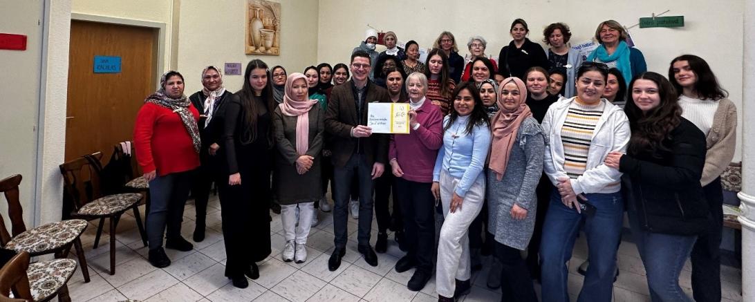 Friedrun Meyer übergibt die Wünsche und Anliegen des Interkulturellen Frauencafés Nördlingen an Oberbürgermeister David Wittner.