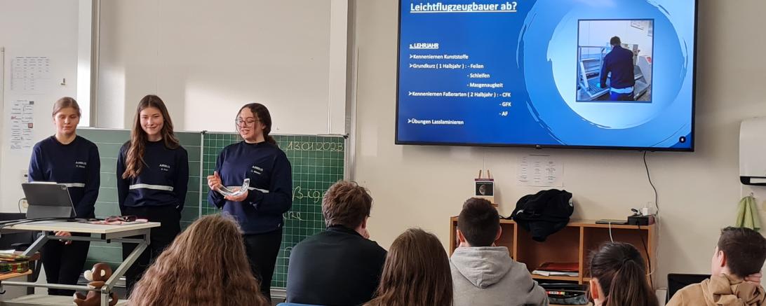 Das Bild zeigt Auszubildende der Firma Airbus in Leonhart-Fuchs-Mittelschule Wemding