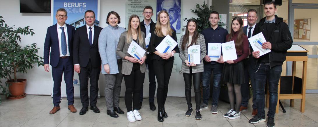 Gerhard Kilian (SL), Joachim Herfert (Ausbildungsleiter Airbus), Claudia Marb (Stellv. Landrätin), Michaela Scherer (Hama, Monheim), Jamie Pils (Raiffeisen-Volksbank, Donauwörth), Bernadette Keller (BayWa, Rain), Sina Schmidbauer (Zott, Mertingen), Tim Schoder (Airbus Helicopters, Donauwörth), Anna Gail (Märker Zement, Harburg), Johannes Bronnhuber (Stellv. SL), Thomas Graf (Gerstner Haustechnik, Monheim) (v. l.)
