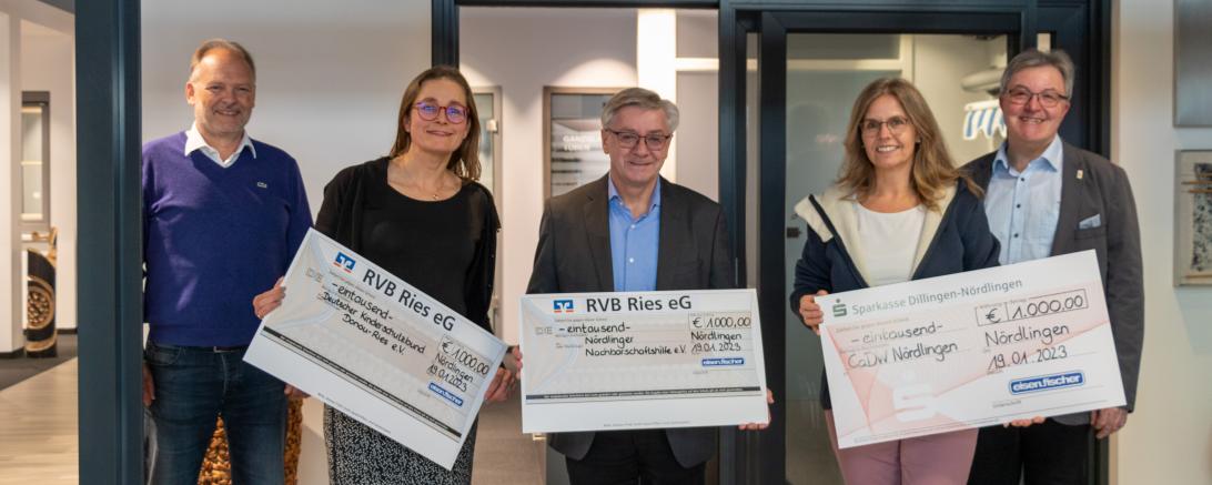 Die Spendenübergabe bei Eisen-Fischer in Nördlingen für soziale Projekte.