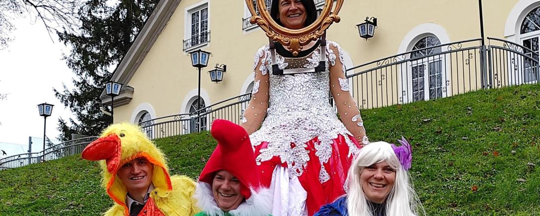 Johannes Müller, Andrea Haslacher, Marianne Scherer und Margot Megele (von links) von der aktion hoffnung freuen sich auf den Start der Faschingsmärkte und präsentieren die bunte Vielfalt an Secondhand-Faschingskostümen.  