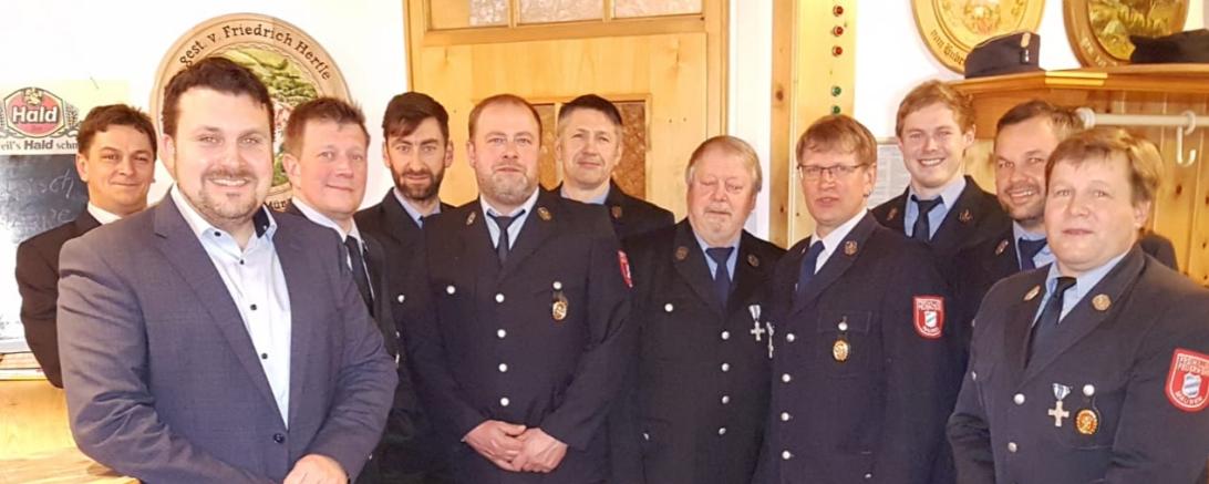 Das Bild zeigt die ehrungen bei der FFW Mauren