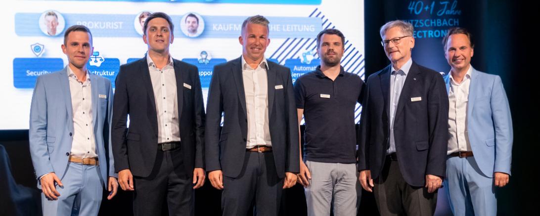 Bekanntgabe der Erweiterung des Führungsteams bei den Kutzschbach-Partnertagen im Juli 2022 v.l.n.r.: Thomas Kutzschbach (Geschäftsführer), Tobias Schiffelholz (Prokurist), Andreas Fischer (Prokurist), Ralf Lindner (Kaufmännischer Leiter), Frank Kutzschbach (Geschäftsführer), Frank Söder (Geschäftsführer)