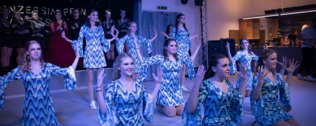 Eine Tanz Einlage beim ersten bunten Abend der Genderkinger Faschingsfreunde 2022/23.